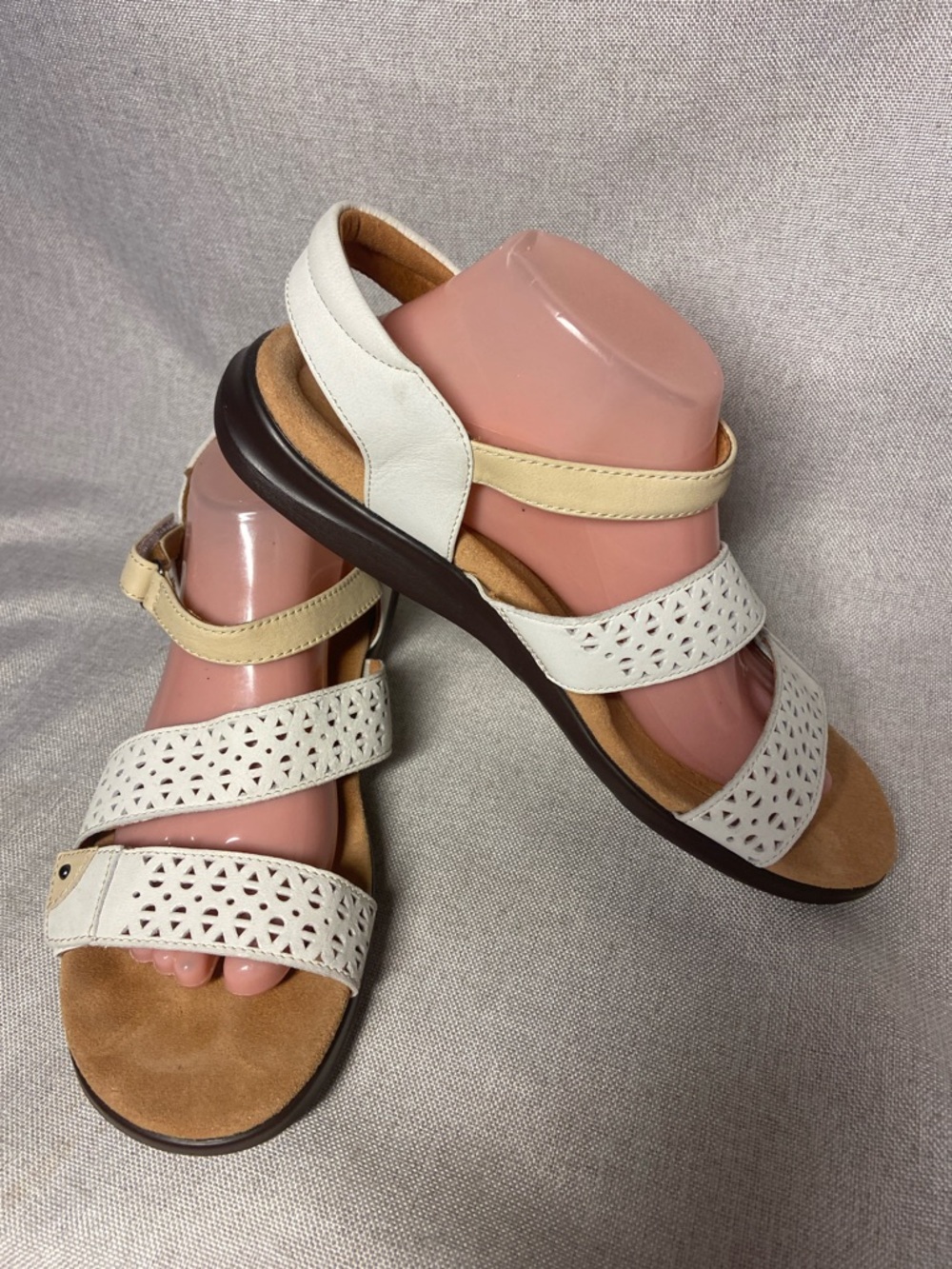 Clarks Comfort Strappy Women's Sandals in White and Tan. Size 11 New
